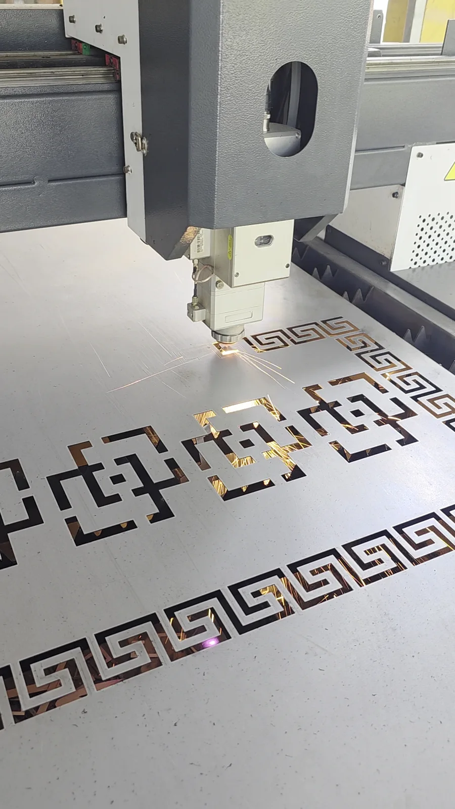 Proses Cutting Plat Besi Fiber Laser